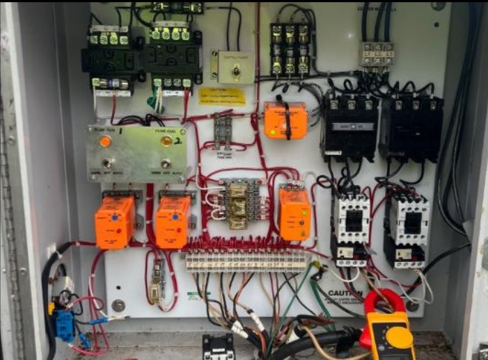 AQUALIS Careers - AQUALIS control panel of a lift station pump